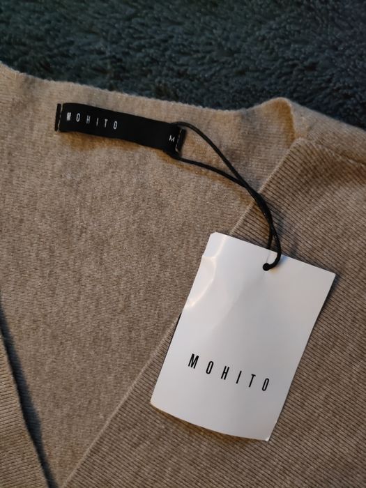 Beżowa sukienka z klamrą