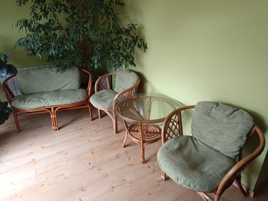 Zestaw rattanowy – fotel, 2 krzesła, stolik, 350 zł