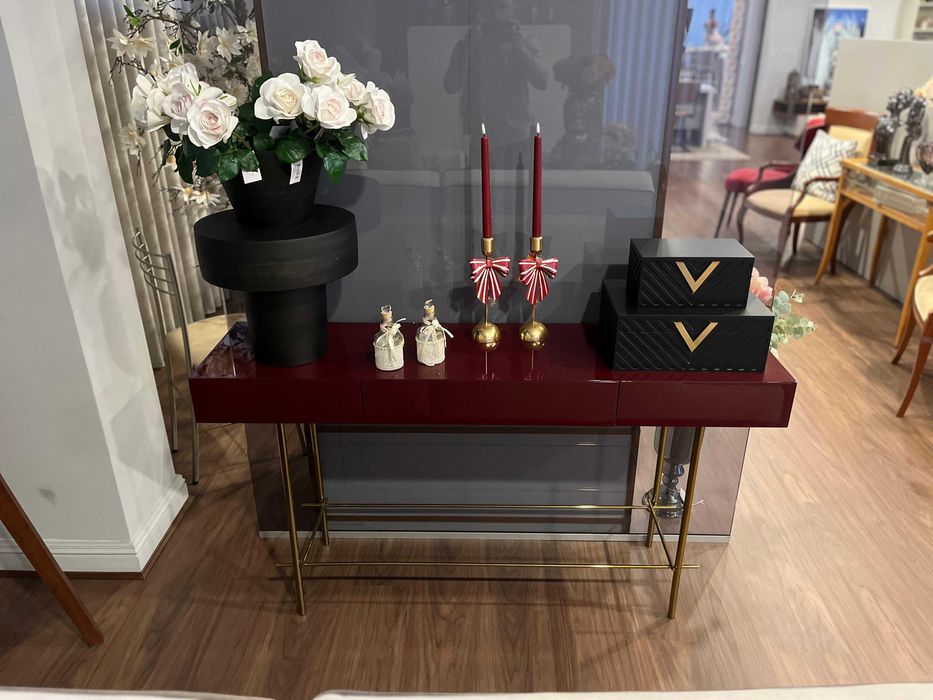 Consola Ellender – Evanyrouse