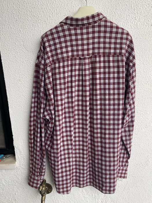 Camisa manga cumprida aos quadrados vermelhos