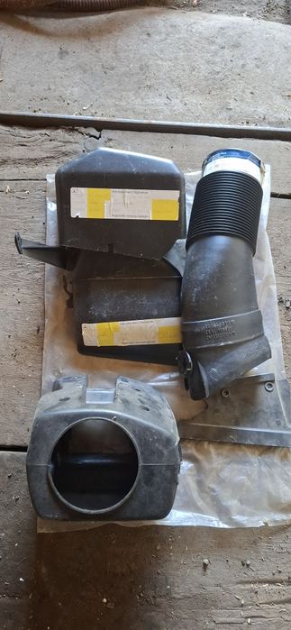 Запчасти на W124. Воздухозаборник, крышка мотора