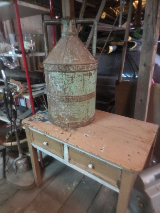 Iron olive oil pot.
Capacity 50 liters.
Price 40 euros.