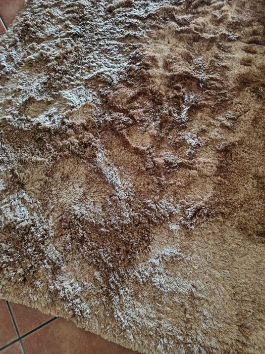 Tapete dourado e castanho