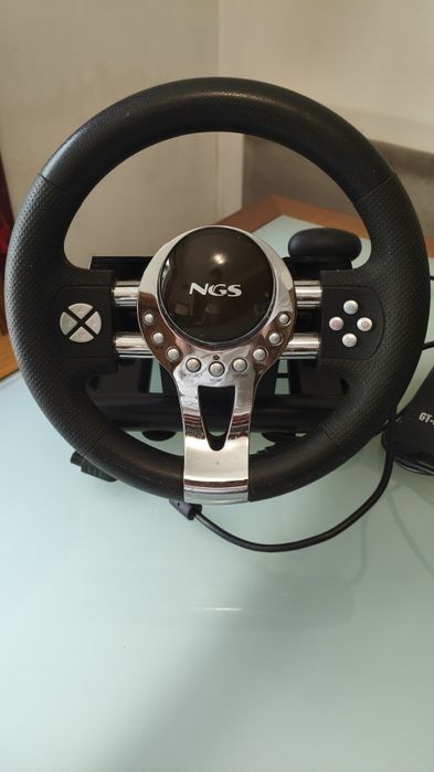 Volante com Pedais NGS para PC e consola
