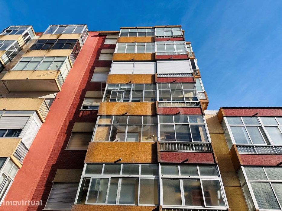Apartamento T2 Renovado com Varanda e Elevador | Entrecampos, Lisboa