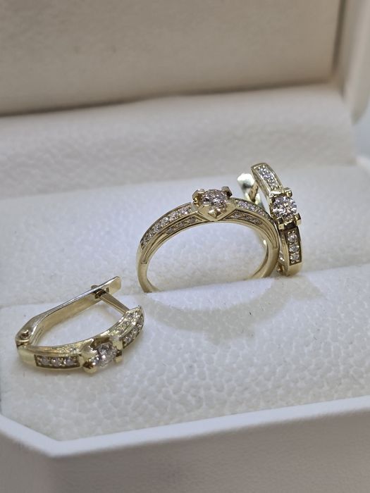 Золота каблучка з діамантами