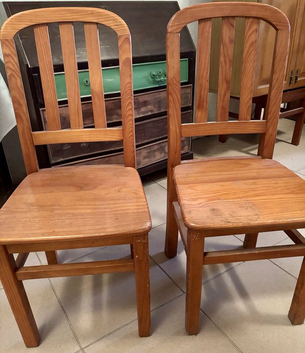 Conjunto duas cadeiras de madeira