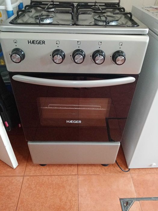 Fogão 4 bocas a gás de botija funciona perfeitamente.