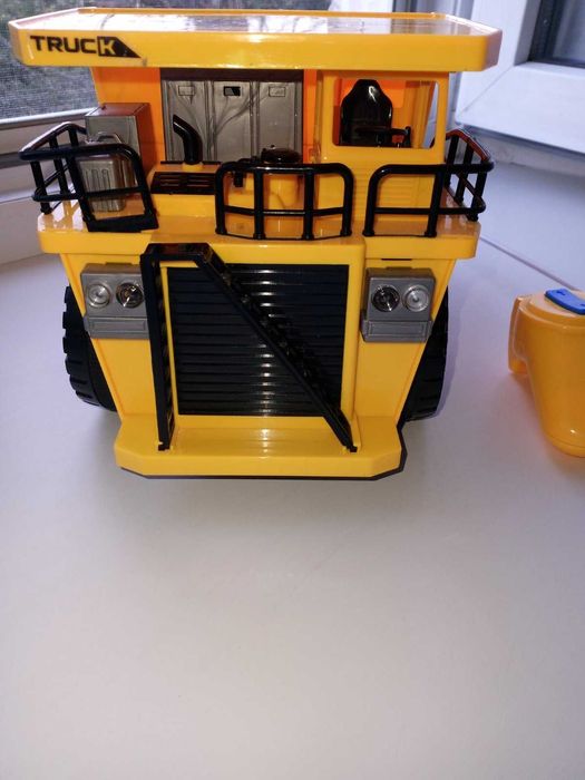 Машина самосвал на радиоуправлении