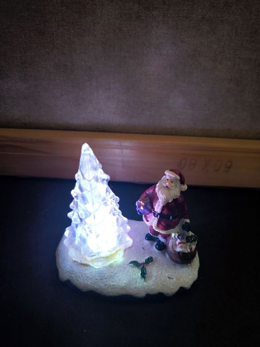 Pai natal com árvore