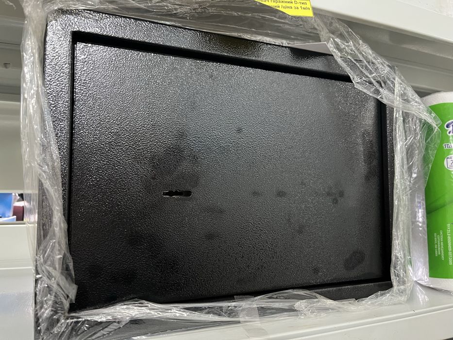 Сейф з поличкою на ключ