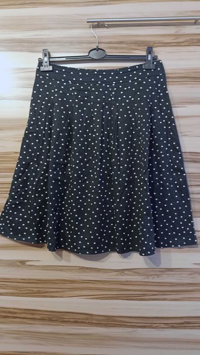 rozkloszowana spódnica w kropki