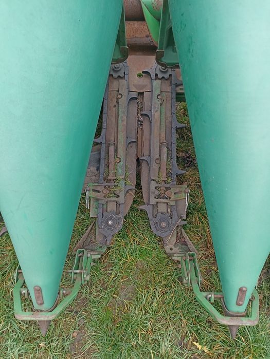 Продам жатку кукурудзну Джон дир