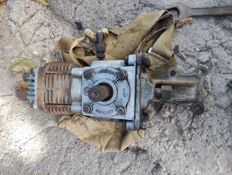 Компрессор А29.03.000 зі шківом і кронштейном (ЮМЗ, ГАЗ 66, ПАЗ 3205)