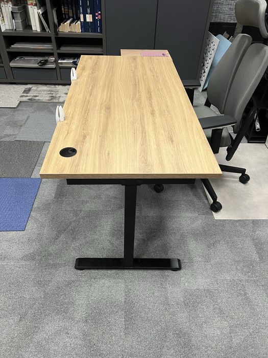 Biurko z elektryczną regulacją wysokości – blat dąb dziki – 137×67 cm