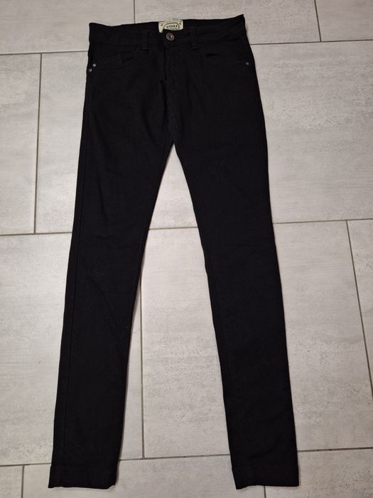 Bershka czarne spodnie r. 34 rurki