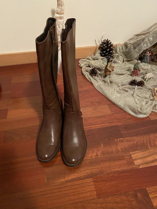 Botas de cano alto em pele castanha