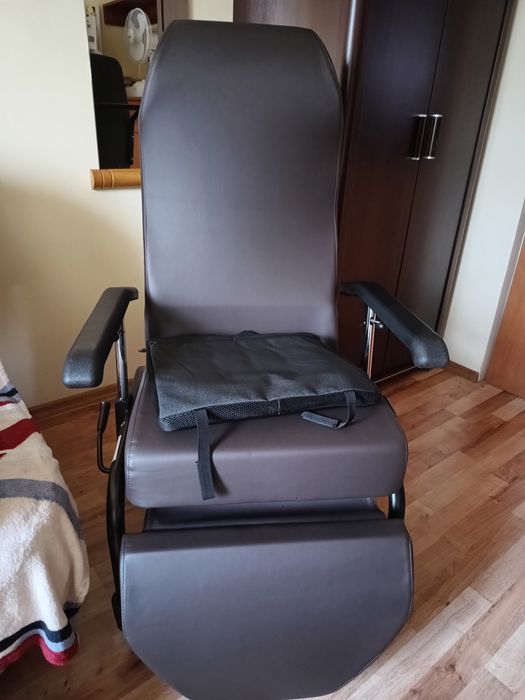 Fotel rehabilitacyjny + poduszka przeciwodleżynowa. Super stan