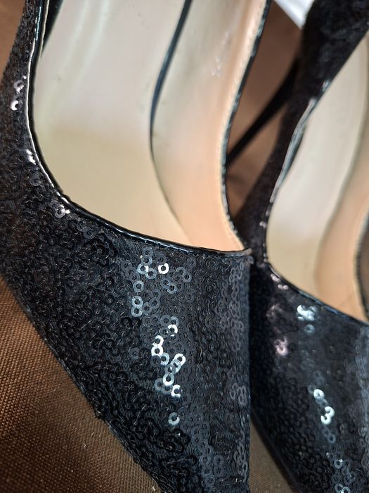 Sapatos pretos de salto alto com lantejoulas – elegantes/festa