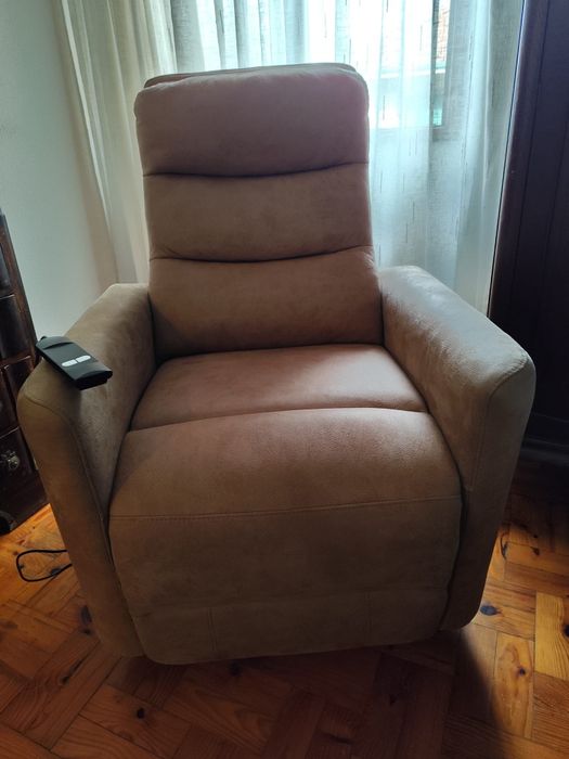 Cadeirão elétrico com motor de elevação