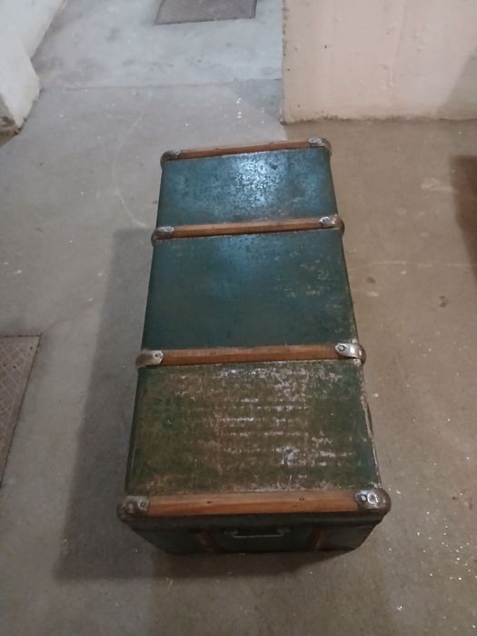 Arca bau antigo em madeira revestida em chapa