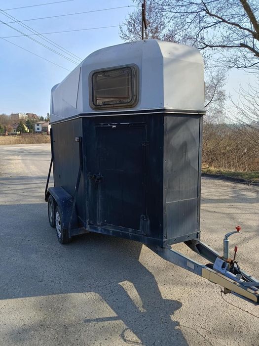 Przyczepa do przewozu koni