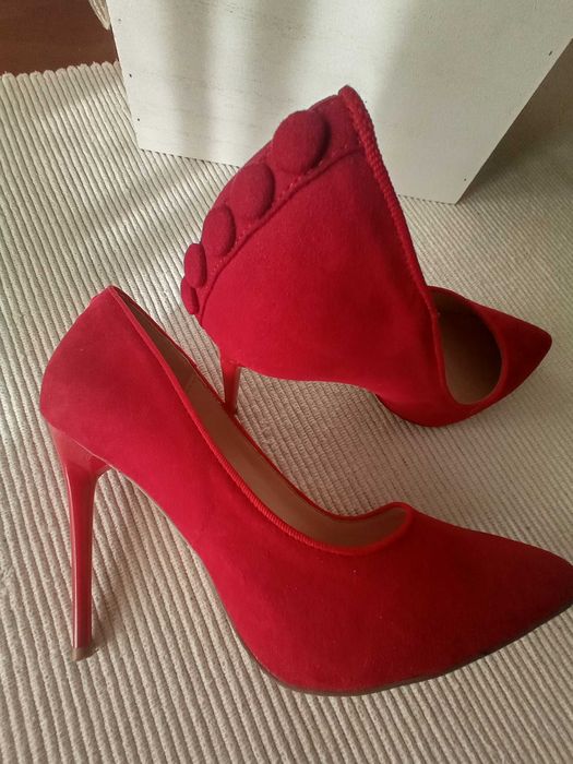 Sapatos lindos vermelhos camurça estiletes 38 novos