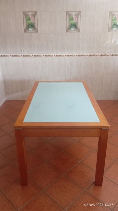 Mesa de vidro e madeira