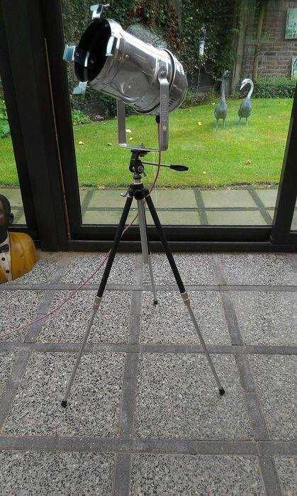 Vintage Design? Aqui um Candeeiro/projector de teatro