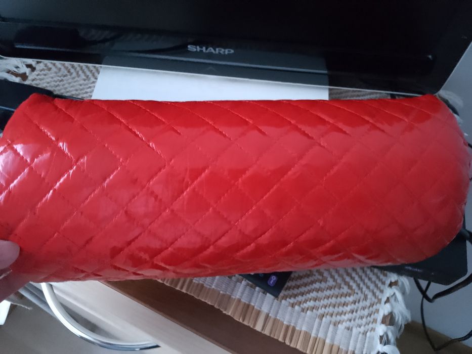 Lakierowana miękka pikowana  poduszka do manicure
