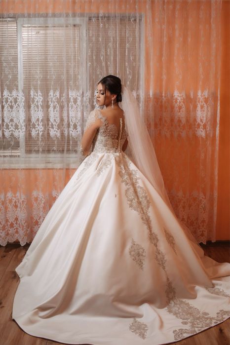 Весільна сукня  атласна з довгим шлейфом який застібується