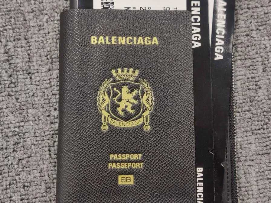 BALENCIAGA PASSPORT 白っぽかっ パスポート ホルダー BALENCIAGA PASSPORT 白っぽかっ パスポート ホルダー
