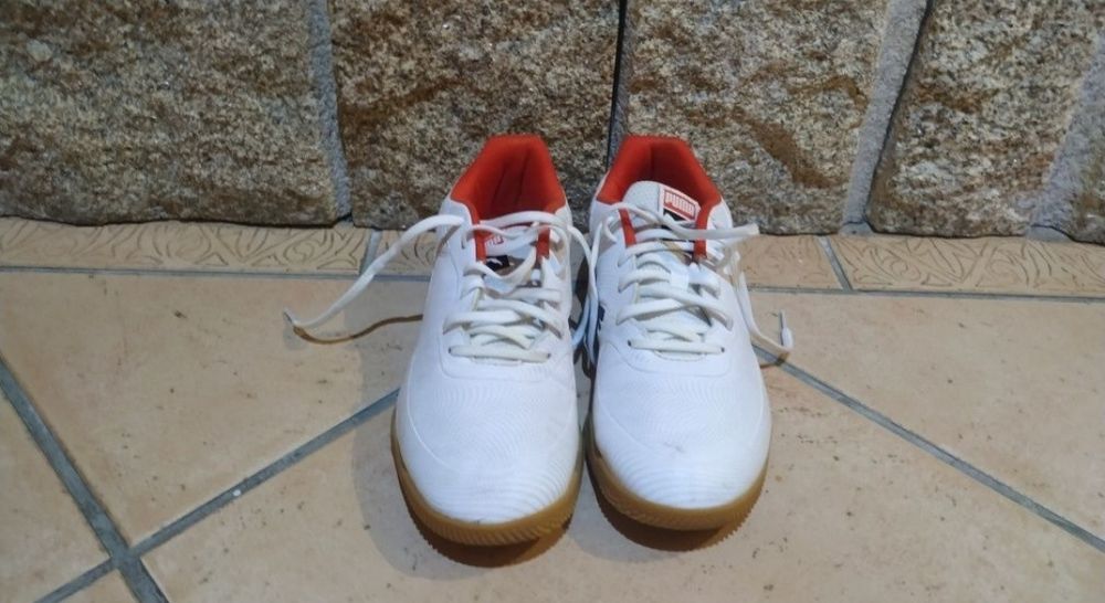 Sapatinhas de futsal brancas