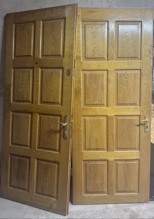 Продам дубові якіснв двері двохполовинкові. Стан 5 балів.