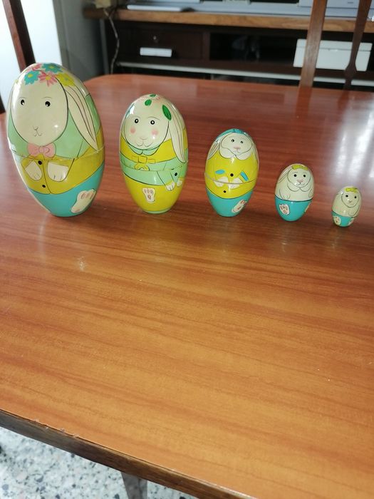 Conjunto de bonecas. Antigas e  bonitas em madeira Total 5 .Famosas  bonecas Matrioscas