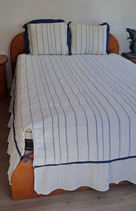 Conjunto de edredão com duas almofadas em tons de branco e azul