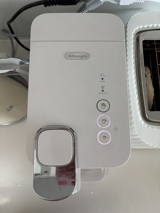 Máquina de Café DELONGHI Nespresso Lattissima One