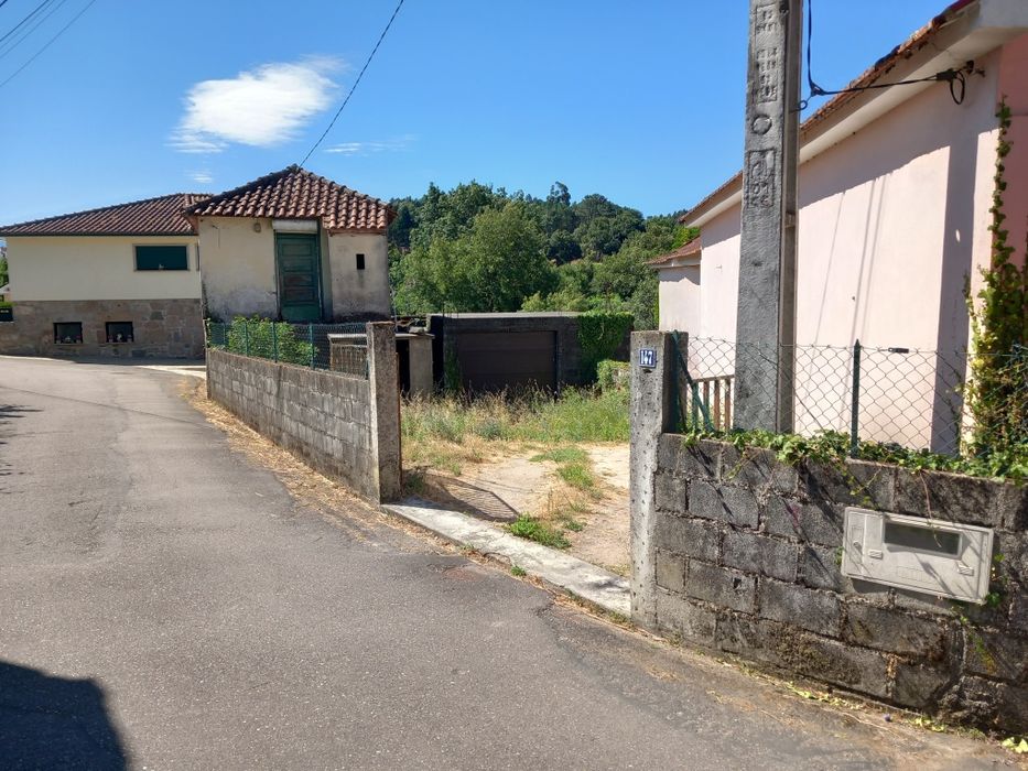 Moradia para restaurar com terreno