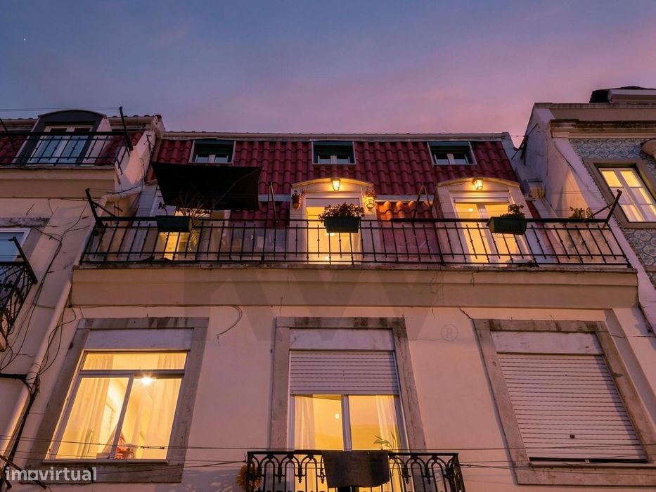 Vende-se T3 na Calçada de Santana com vista Rio Tejo e cidade Lisboa