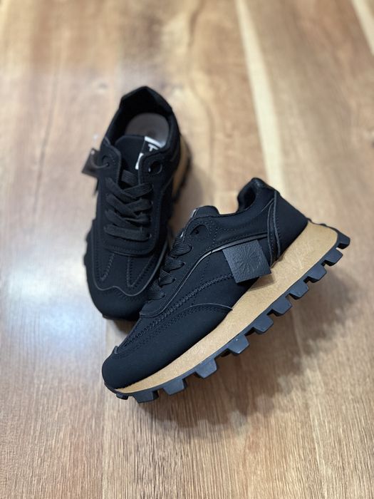 Жіночі чорні кросівки