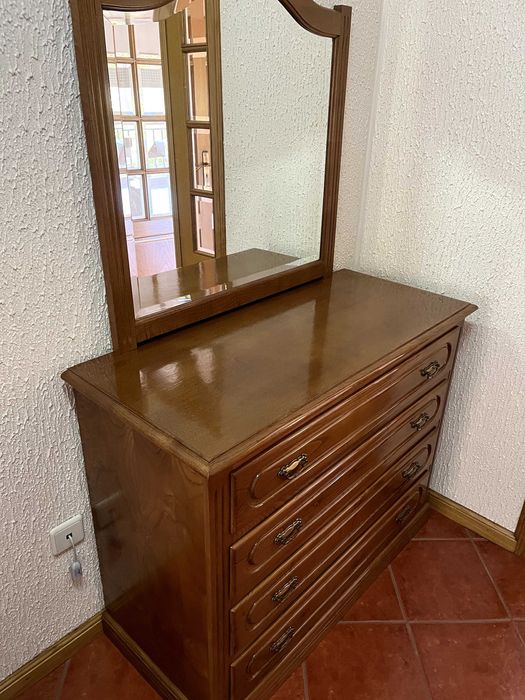 Cómoda com espelho e 4 gavetas