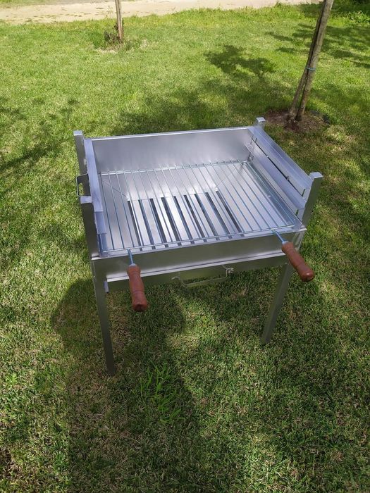 Grelhador de ferro 60x40 com pernas acompanhado de grelha e tabuleiro