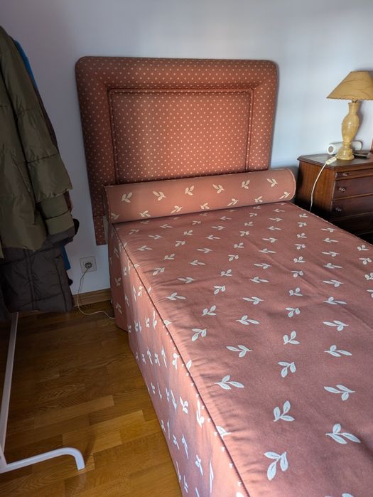 Cama individual composta por cabeceira, estrado, colchão e colcha