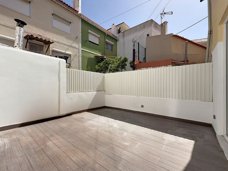 Apartamento t2 com logradouro totalmente renovado no feijo/almada