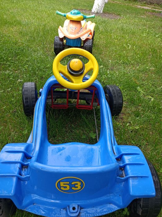 Дитяча машинка з педалями