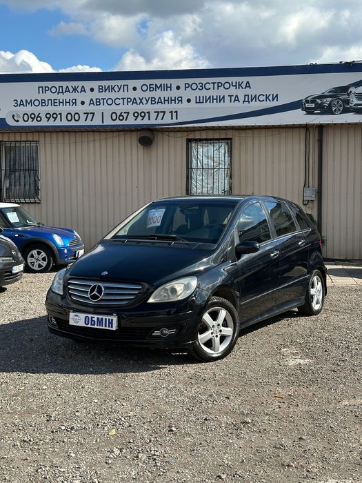 Працюємо щодня з 08:30 – 19:00 за адресою вул. Авто знаходиться за адресою Бикова 29 (через дорогу від Епіцентру) Раді бачити кожного на території нашого салону

Нік у Instagram та Facebook: avto_na_bykova

Перший внесок покупки в кредит 1725 $ (від 25 %) Військовослужбовцям та поліцейським 0% на залишок суми. (при 50% першого внеску )

Продається стильний та надійний Mercedes-Benz B200 2005 року випуску. Комфортний міський компактвен з економічним 2.0-літровим двигуном, що працює як на бензині, так і на газу (ГБО вписане в техпаспорт).

Комплектація:

• Комбінований салон (тканина + шкіра)
• Мультимедійна система AUX
• Декоративні вставки “під дерево”
• Кондіціонер
• Мультируль
• Підігрів передніх сидінь
• Парктроніки
• Електросклопідйомники
• Легкосплавні диски
• Хороша акустична система
• Омивач фар

Безпека:

• Подушки безпеки (фронтальні, бокові)
• ABS, ESP – системи стабілізації та гальмування
• Центральний замок
• Іммобілайзер
• Протитуманні фари