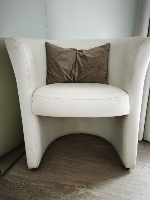 Poltrona estofada branco cru