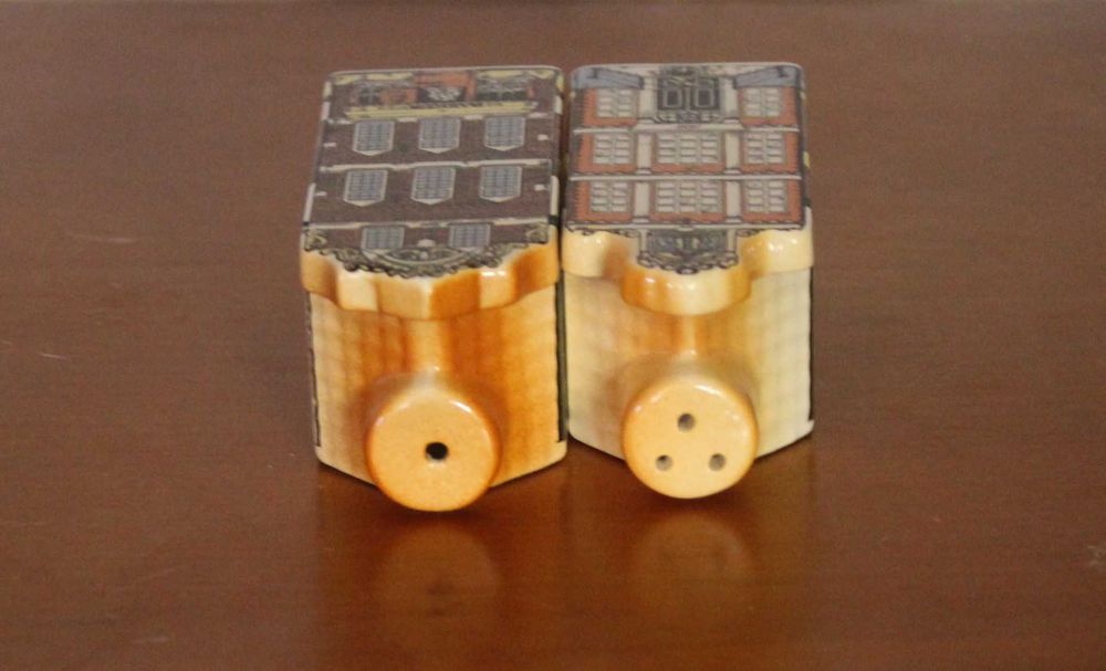 Saleiro e pimenteiro de cerâmica vintage em forma de casas holandesas.