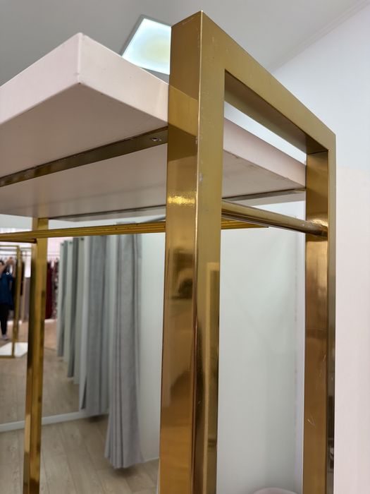 Expositor Roupa Dourado