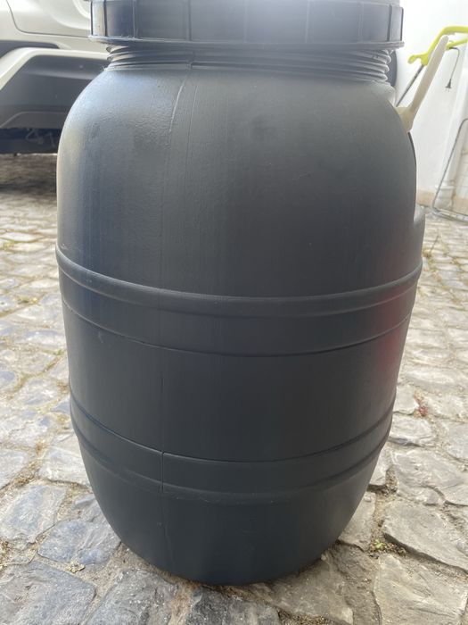 2 potes de azeite de diferentes quantidades